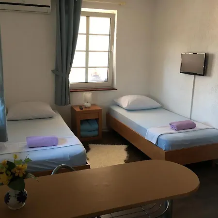 Apartments Zara アパート