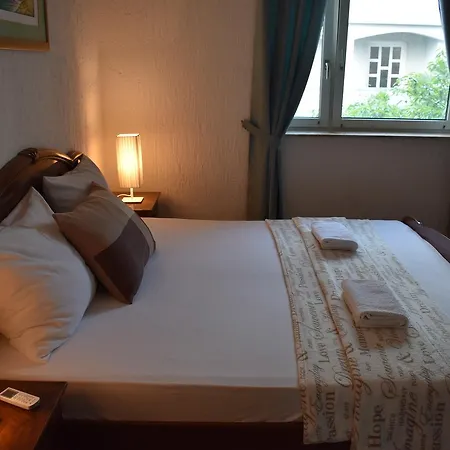 Apartments Zara アパート *