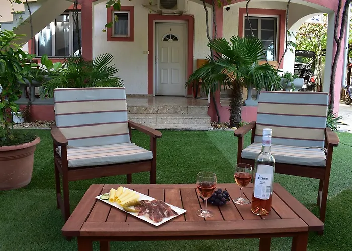 Apartments Zara דירה *